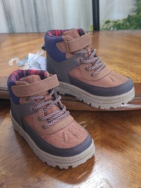 New with tag! Carters Cyrus Boys 8 Brown High Top Hiking Sneakers with Navy Trim